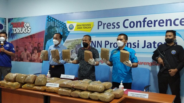 Barang bukti 55 kilogram ganja saat diperlihatkan dalam jumpa pers di kantor BNNP Jawa Tengah, Rabu (27/4/2022). Foto: Intan Alliva Khansa/kumparan