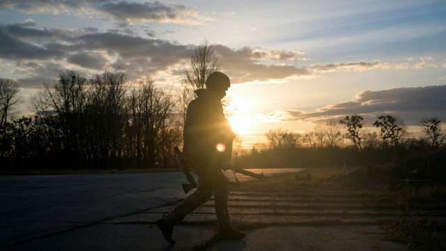 Seorang prajurit Ukraina mengambil posisi di pangkalan udara militer Vasylkiv di wilayah Kiev, Ukraina, Sabtu (26/2/2022). Foto: Maksim Levin/REUTERS