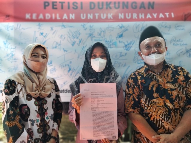 Nurhayati (tengah) bersama kuasa hukumnya menunjukkan SKP2 yang diterima dari Kejaksaan Negeri Kabupaten Cirebon Jawa Barat.9Juan)