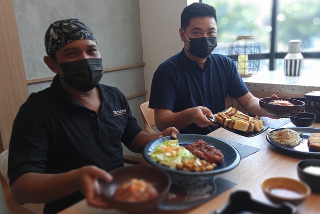 Sebastian Pramono, Owner Tetsujin Gyukatsu and Wagyu Bowl (kanan). Resto ini menyajikan Gyukatsu dari daging sapi premium yang lembut. Foto-foto: Masruroh/Basra