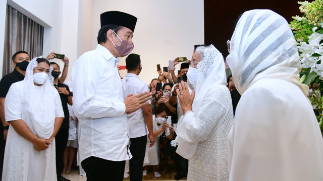 Presiden Joko Widodo bertakziah ke kediaman duka almarhum Arifin Panigoro di Cilandak, Pasar Minggu, Jakarta Selatan, Selasa (8/3/2022). Foto: Muchlis Jr/Biro Pers Sekretariat Presiden