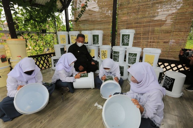 Wali Kota Bandung, Yana Mulyana saat berkunjung ke Warung Kebon Cipadung Kulon. FOTO: Istimewa