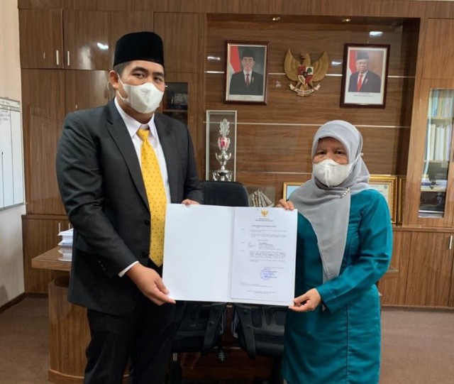 Plt Bupati Bintan, Roby Kurniawan menyerahkan SK Plh Sekda kepada Kartini. (Foto: ist)