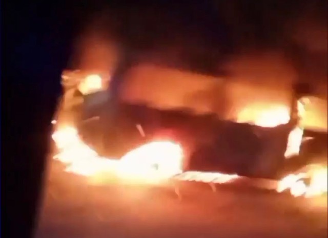 Minibus terbakar di Tol Lampung KM 19, Minggu (30/4/2022) | Foto: ist