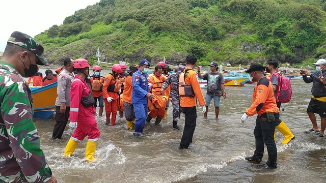 Evakuasi korban tenggelam saat menggelar ritual bernuansa klenik di pantai selatan Kabupaten Jember. Foto: Dok. Sutrisno