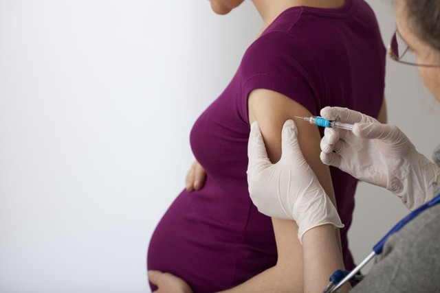 Ibu hamil vaksin MMR.Foto: Image Point Fr/shutterstock