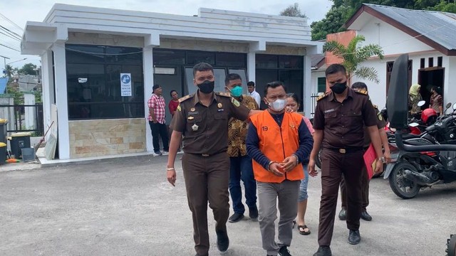 Kajari Samosir saat melakukan proses penahanan terhadap Kepala Unit Kapal Motor Penumpang (KMP) Sumut I dan II. Foto: Kajari Samosir