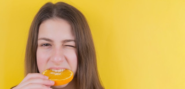Ilustrasi cara memutihkan gigi dengan jeruk nipis. Foto: unsplash