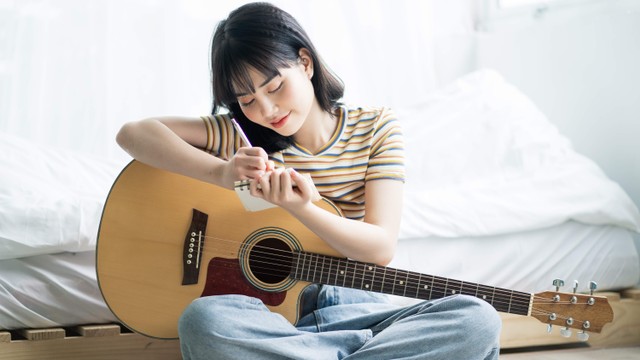 Ilustrasi musisi menulis lagu. Foto: TimeImage Production/Shutterstock