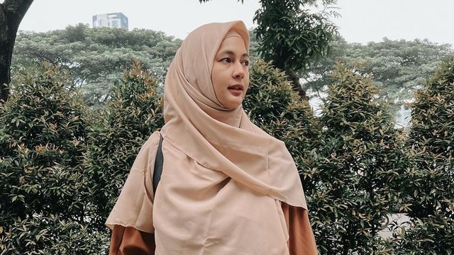 Paula Verhoeven tampil dengan hijab. Foto: Instagram/@paula_verhoeven