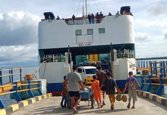 Terlihat tidak ada penumpukan penumpang di pelabuhan penyebrangan Tobaku, Kolaka Utara. Foto: Lukman Budianto/kendarinesia.
