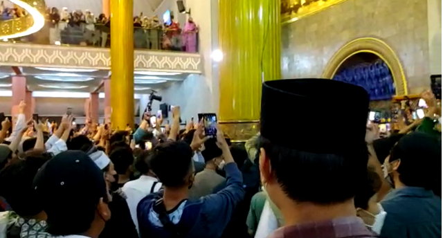 Momen saat Anies Baswedan dikerubungi jemaah di Masjid Kampus UGM. (Arfiansyah Panji Purnadaru/kumparan)