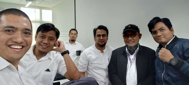 Novel Baswedan (kedua dari kanan) bersama eks pegawai KPK. Foto: Dok. Istimewa