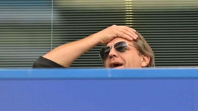 Pemilik baru Chelsea Todd Boehly terlihat di tribun sebelum pertandingan Chelsea vs Wolverhampton Wanderers di Stamford Bridge, London, Inggris, Sabtu (7/5/2022). Foto: Tony Obrien/REUTERS