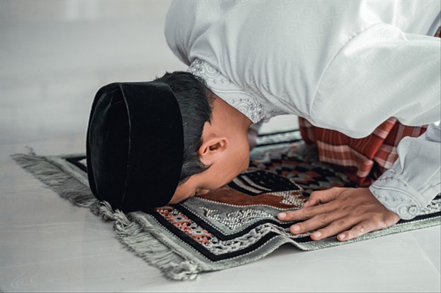 Ilustrasi seseorang melakukan salat tasbih. Foto: Unsplash.com
