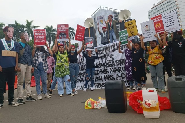 Perhimpunan Mahasiswa Katolik Indonesia bergabung dalam aksi demo 21 April di depan halaman Monas, Jakarta pada Kamis (21/4). Foto: Farusma Okta Verdian/kumparan