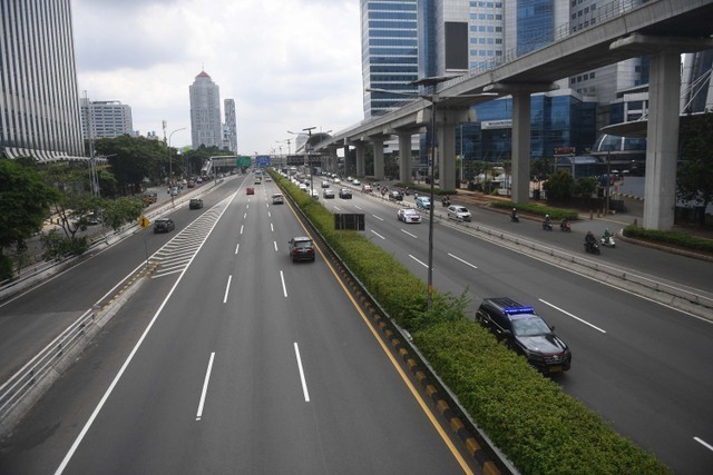 Sejumlah kendaraan melintasi jalan tol dalam kota di Jakarta, Selasa (9/2/2022). Foto: Akbar Nugroho Gumay/ANTARA FOTO