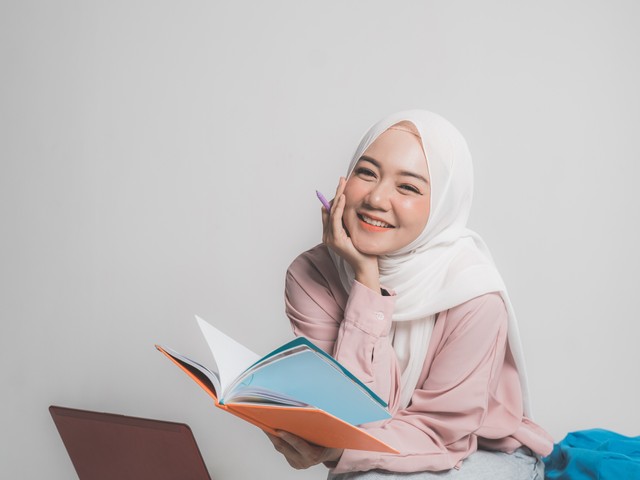 Ilustrasi menggunakan hijab putih tanpa takut kusam. Foto: Odua Images. Foto: Shutterstock