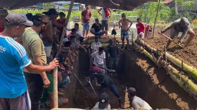 Warga Kampung Timoro, Kabupaten Wajo, menggali liang lahat untuk tujuh korban kebakaran ruko di Samarinda. Foto: Dok. Tangkapan Video Wajo TV