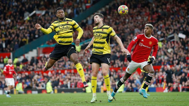 Christian Kabasele dan Craig Cathcart dari Watford beraksi dengan Marcus Rashford dari Manchester United di Old Trafford, Manchester, Inggris, Sabtu (26/2/2022). Foto: Craig Brough/REUTERS