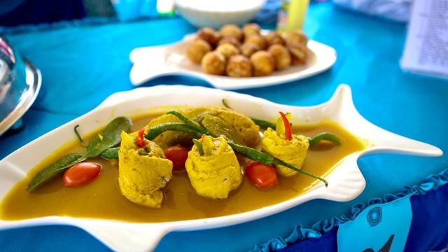 Menu Asam Keueng, kuliner tradisional Aceh. Foto: Suparta/acehkini 