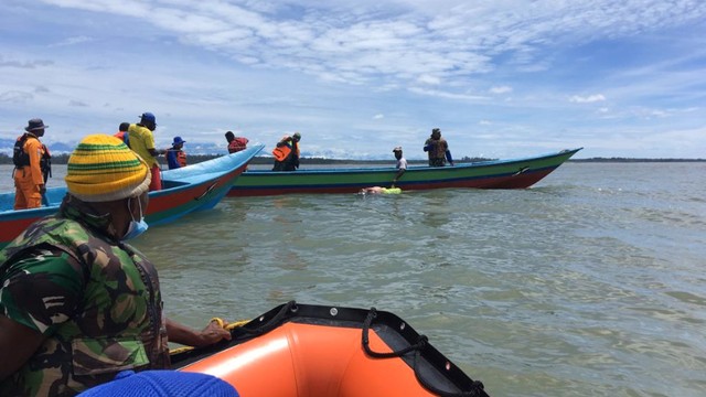 Tim SAR di Timika melakukan pencarian speed boat yang di hilang di perairan Puriri Timika. (Foto SAR Timika) 