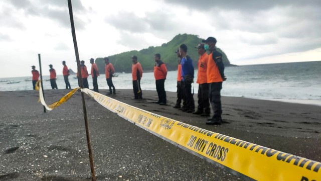Garis polisi dipasang pada area lokasi ritual yang menewaskan 11 pengikut Tunggal Jati Nusantara di Pantai Payangan Jember, Jawa Timur, Selasa (15/2/2022). Foto: Dok. Istimewa