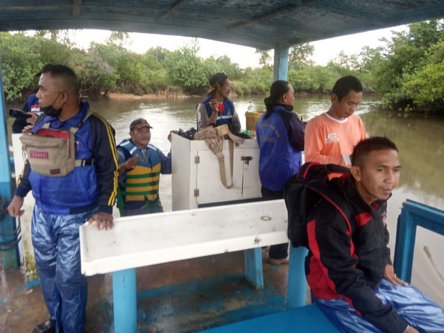 Tim SAR menyisir perairan Bintan mencari potongan tubuh bocah yang diterkam buaya. (Foto: Basarnas Tanjungpinang)