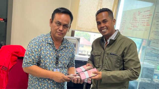 Lord Adi mengembalikan uang Rp 50 juta hadiah Indra Kenz kepada Bareskrim Polri.  Foto: Instagram/@adi.mci8