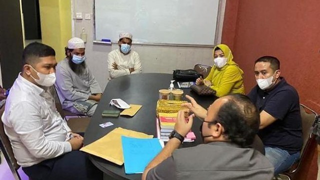 WARGA Negara Asing (WNA) asal Pakistan, Abdullah dan Ali Gohar saat diinterogasi Polsek Kepenuhan, Rokan Hulu, Riau, usai meminta-minta dana ke pengurusu masjid dan mushalla dengan modus membangun rumah tahfiz Alquran. 