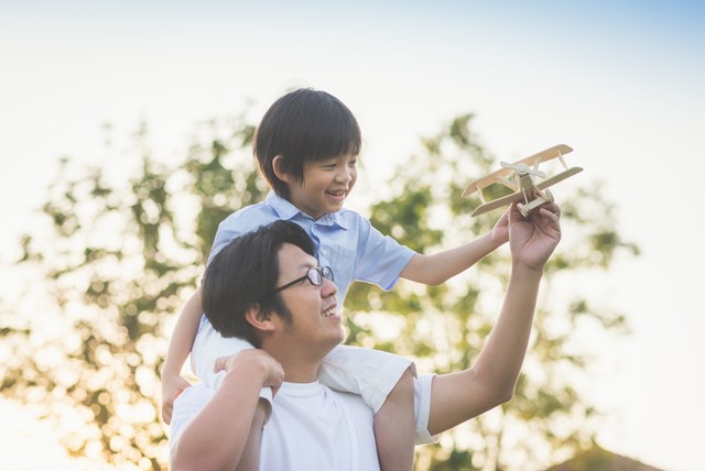 Ilustrasi anak bermain bersama ayah. Foto: Shutterstock