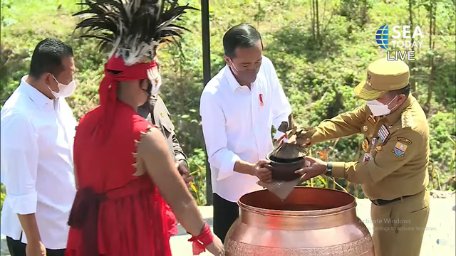 Gubernur Jambi Al Haris menyerahkan air dan tanah dari Jambi kepada Presiden Joko Widodo dalam prosesi Ritual Kendi Nusantara. (Foto: Youtube SEA Today)