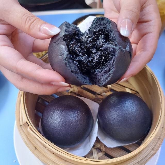 Bakpao ketan hitam. Foto: Azalia Amadea/Kumparan