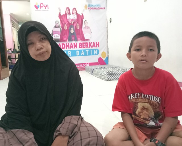 Umik Rina, ibunda Hasan, bersama salah satu anak asuh Panti Yatim Indonesia (PYI) cabang Surabaya. Foto: Masruroh/Basra