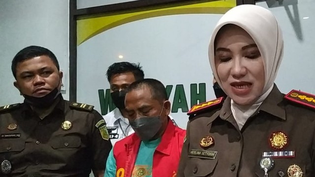 Kajari Batam, Herlina Setyorini (kanan) saat konferensi pers dengan menghadirkan terpidana (tengah. Foto: Zalfirega/kepripedia.com