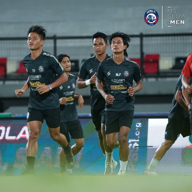 Arema FC pemanasan jelang lawan Persebaya dalam laga pekan ke-27 Liga 1 2021/22 di Stadion Kapten I Wayan Dipta, Bali, pada Rabu (23/2) malam WIB. Foto: Twitter/@AremafcOfficial