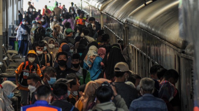 Calon penumpang kereta api memadati Stasiun Bandung, Jawa Barat, Rabu (20/4/2022). Foto: Raisan Al Farisi/ANTARA FOTO