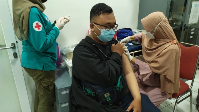 Kegiatan vaksinasi malam hari di Mapolrestabes Bandung, Jumat (8/4/2022).  Foto: Dok. Istimewa