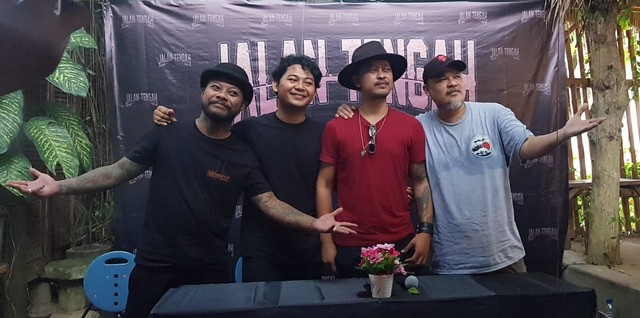 Bagus NTRL bersama personel band Jalan Tengah saat jumpa pers di Kubukopi, Denpasar, Bali, Sabtu (9/4/2022) - IST