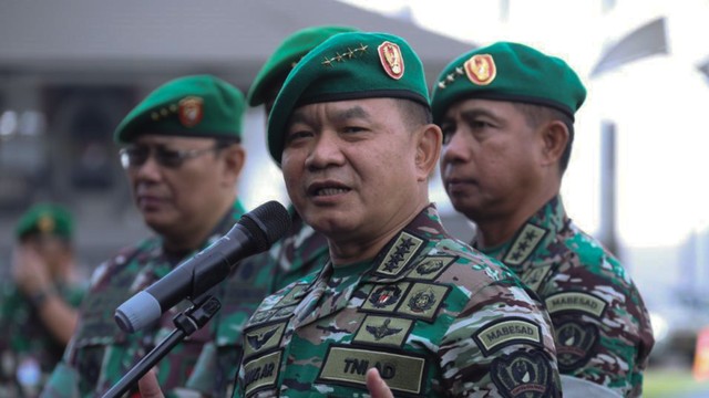 KSAD Jenderal Dudung saat memberikan arahan, Selasa (2/3/2022). Foto: Dok. TNI AD