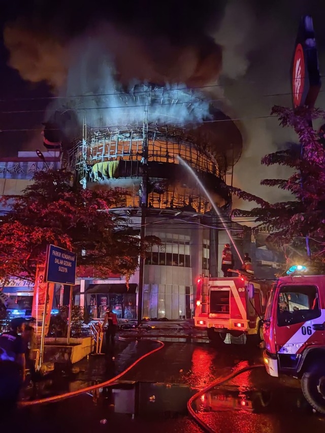 Pemadam kebakaran memadamkan api di Suzuya Mall Banda Aceh. Foto: Abdul Hadi/acehkini