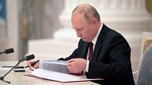 Presiden Rusia Vladimir Putin menghadiri upacara penandatanganan dokumen, termasuk dekrit yang mengakui dua wilayah memisahkan diri yang didukung Rusia di Ukraina timur. Foto: Sputnik/Alexey Nikolsky/Kremlin/Reuters