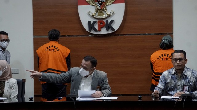 Konfrensi pers Bupati Bogor Ade Yasin dan 7 orang lainnya setelah ditetapkan sebagai tersangka kasus korupsi di Gedung KPK, Jakarta pada Kamis (28/4/2022). Foto: Iqbal Firdaus/kumparan