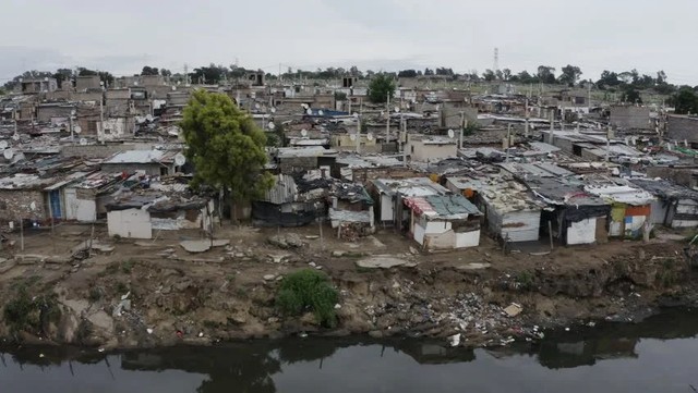 Deretan rumah-rumah Afrika yang kelihatan kumuh. Sumber: shutterstock