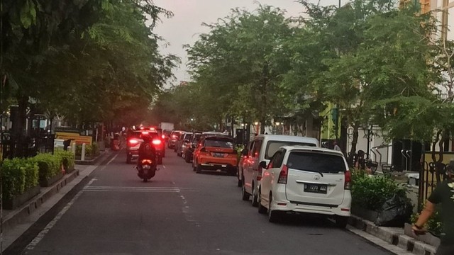 Mobil parkir di bahu Jalan Malioboro. Foto: Twitter/@ismantoade
