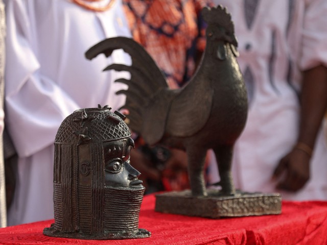 Artefak yang dijarah dari Nigeria lebih dari 125 tahun yang lalu oleh pasukan militer Inggris dikembalikan ke Kota Benin, barat tengah, Nigeria. Foto: KOLA SULAIMON / AFP