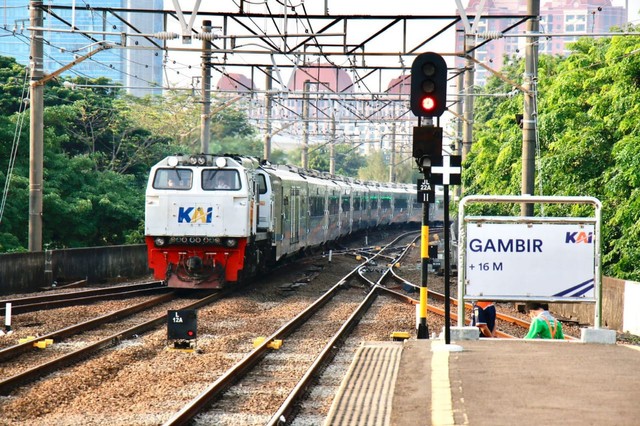 Suasana penumpang kereta api saat libur Isra Mikraj di Stasiun Gambir, Jakarta, Senin (28/2/2022). Foto: KAI