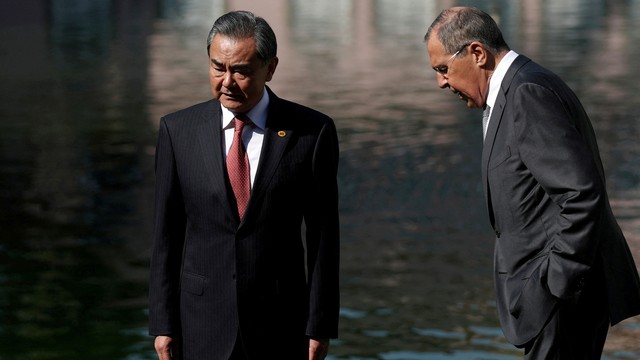 Menteri Luar Negeri China Wang Yi (kiri) dan Menteri Luar Negeri Rusia Sergei Lavrov berfoto selama pertemuan para menteri luar negeri BRICS di Rio de Janeiro, Brasil 26 Juli 2019. Foto: Ricardo Moraes/REUTERS