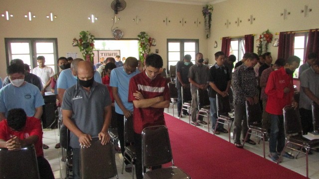 Kalapas Pimpin Ibadah Di Gereja Pembaharuan Lapas Kelas I Malang ...