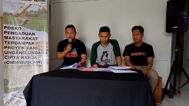 Pengurus WALHI Bali saat menyampaikan pernyataan terkait Jalan Tol Mengwi- Gilimanuk - IST